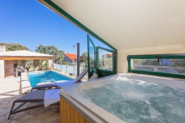 Outdoor spa tub