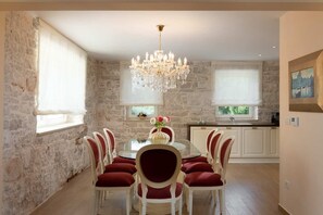Villa | Dining room