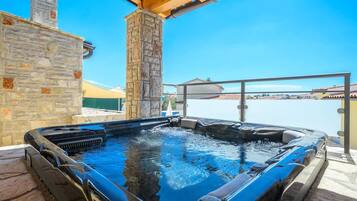 Villa | Private spa tub