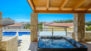 Villa | Private spa tub