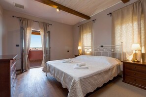 5 عدّة غرف نوم ومكواة/لوح كي وملاءات أسرّة