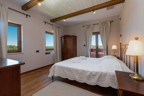 5 bedrooms, iron/ironing board, bed sheets - Villa Rea (Porec)