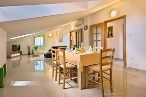 Réfrigérateur, micro-ondes, plaque de cuisson, lave-vaisselle