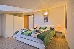 6 slaapkamers, een strijkplank/strijkijzer, beddengoed