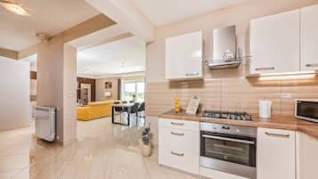 Fridge, microwave, stovetop, dishwasher