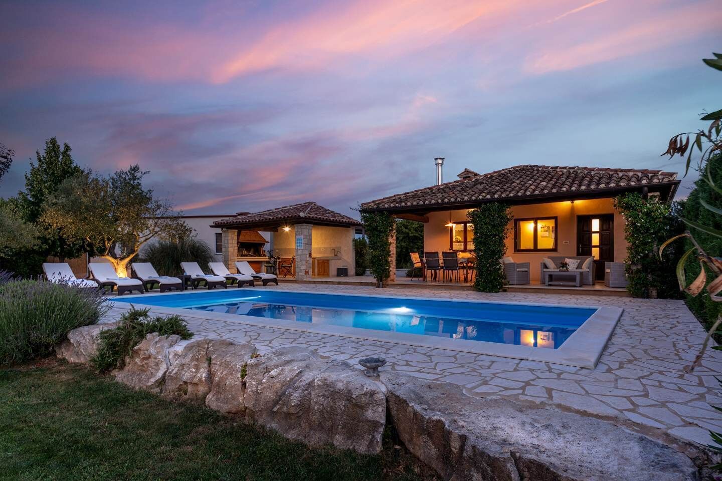 Una piscina al aire libre