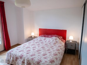 3 chambres, bureau, fer et planche à repasser, lit de bébé portatif