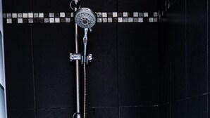 Ensemble douche/baignoire, serviettes fournies