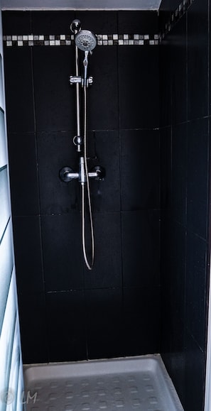 Combined shower/tub, towels