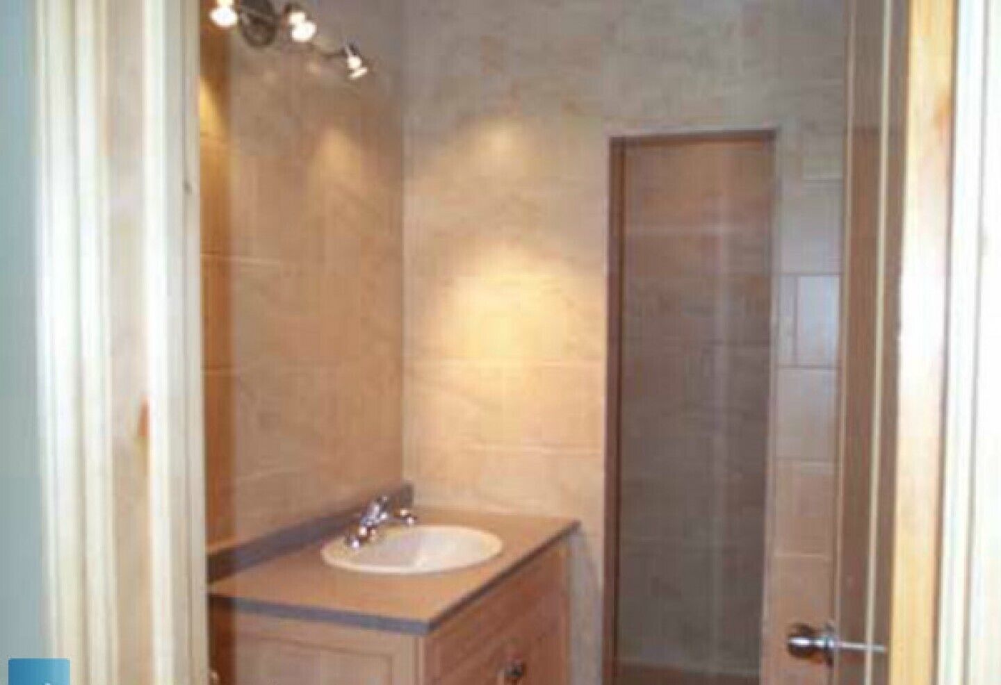 Une salle de bain avec un lavabo, un miroir et une douche.