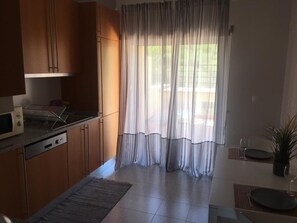 Mikrowelle, Geschirrspüler, Wasserkocher mit Kaffee-/Teezubehör