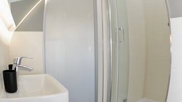 Dusche, Haartrockner, Handtücher, Toilettenpapier