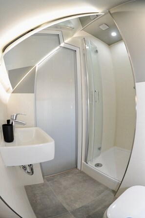 Dusche, Haartrockner, Handtücher, Toilettenpapier