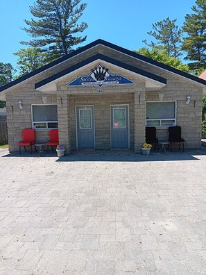 Exterior - Wasaga Beach Area 2 - Unit #2- mins walk Beach 1 (Wasaga Beach)