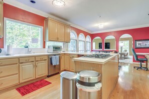 Jääkaappi, mikroaaltouuni, liesi, astianpesukone