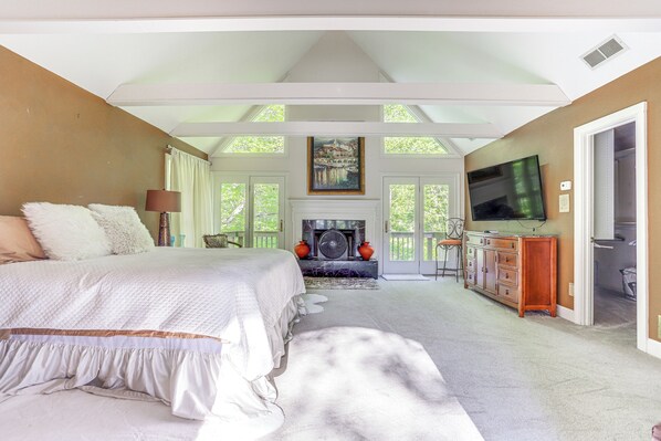 6 bedrooms, desk, iron/ironing board, internet