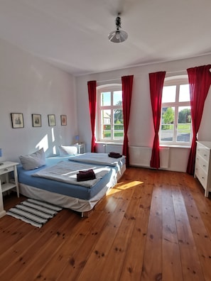 2 quartos, berço de viagem, Wi-Fi de cortesia, roupa de cama