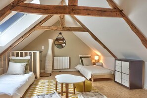 4 bedrooms, iron/ironing board, free WiFi