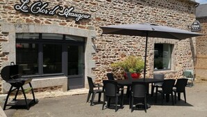 En byggnad av sten med en skylt som visar texten "Le Clos d'Aragnou".