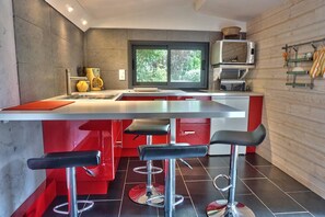 Frigorifero, microonde, forno, piano cottura