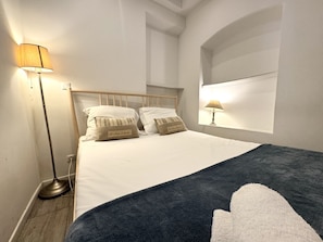 1 slaapkamer, een strijkplank/strijkijzer, gratis wifi, beddengoed