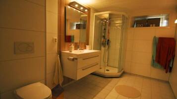 House, 4 Bedrooms | Bathroom | Shower, towels