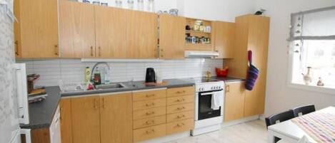 House, 4 Bedrooms | Private kitchen | Fridge, oven, stovetop, dishwasher