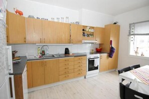 House, 4 Bedrooms | Private kitchen | Fridge, oven, stovetop, dishwasher