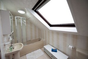 Combined shower/bathtub, hair dryer, towels, soap