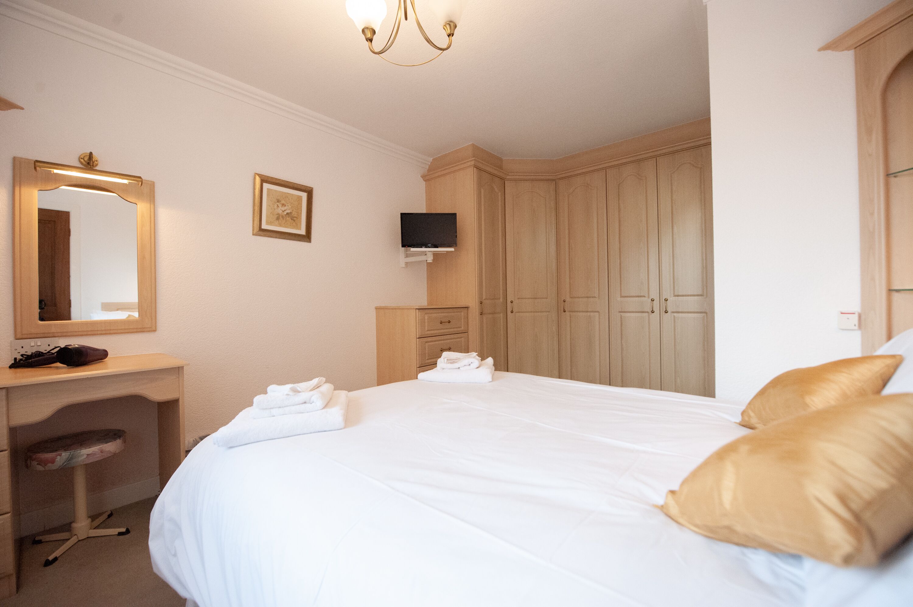 3 bedrooms, in-room safe, iron/ironing board, WiFi