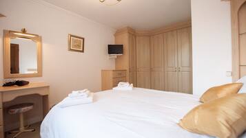 3 bedrooms, in-room safe, iron/ironing board, WiFi
