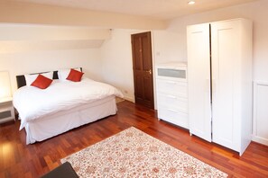 3 bedrooms, in-room safe, iron/ironing board, WiFi