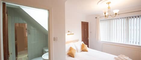 3 chambres, coffres-forts dans les chambres, fer et planche Ă repasser