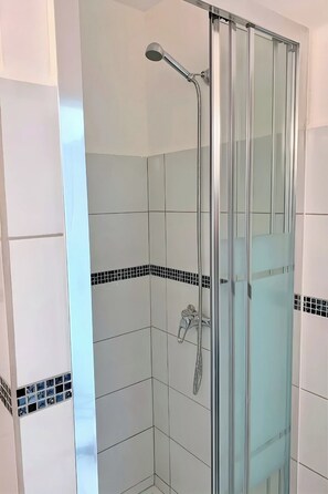 Shower, hair dryer, towels, toilet paper - Apparemment F2 vue mer (Les Trois-Îlets)