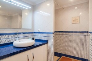 Een douche, een haardroger, handdoeken, zeep