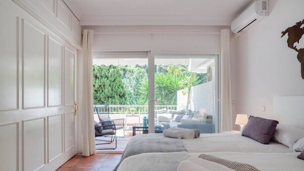 2 habitaciones, tabla de planchar con plancha y cuna de viaje 