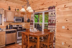 Fridge, microwave, oven, stovetop - Cozy Timbers: HotTub*Wifi*Games*FirePit*H/Moon*near Attractions! (Gatlinburg)