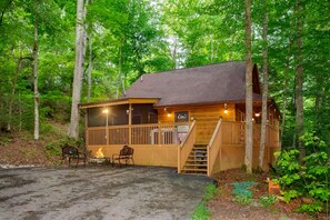 Exterior - Cozy Timbers: HotTub*Wifi*Games*FirePit*H/Moon*near Attractions! (Gatlinburg)