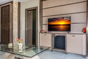 Superior Apartment, Sea View | Living area | Flat-screen TV - Apartcomplex Golden Bay (Ravda)