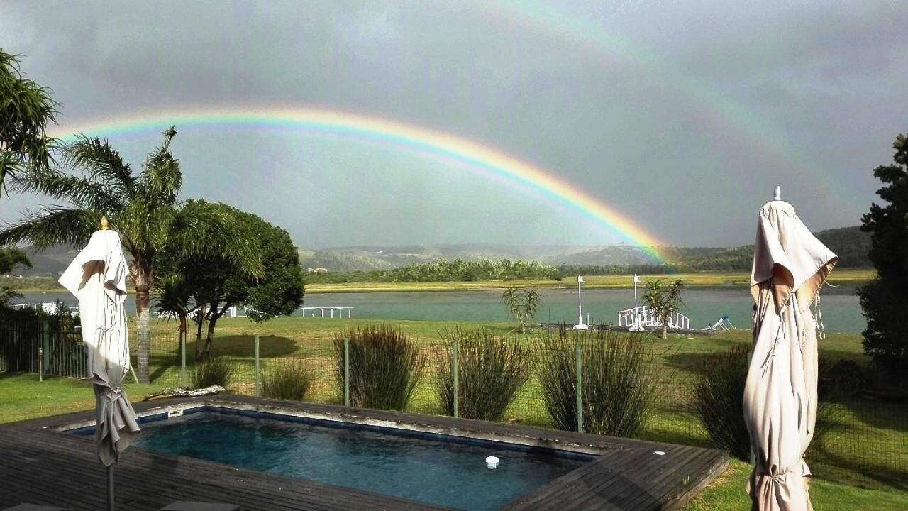 สระว่ายน้ำกลางแจ้ง, เก้าอี้อาบแดดริมสระ