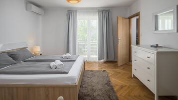 1 dormitorio, tabla de planchar con plancha, wifi y ropa de cama
