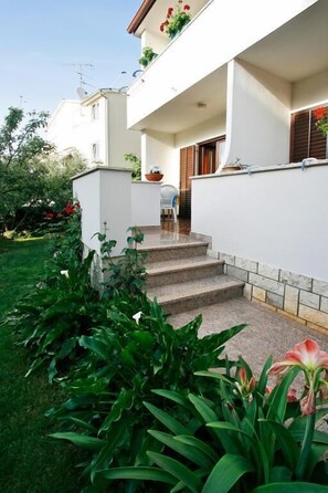 Property grounds - Nice and cozy apartment close to the beach, away from the traffic noise, in Spadici, for 2 people. (Porec)