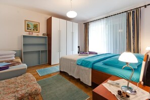 2 habitaciones, tabla de planchar con plancha, wifi y ropa de cama