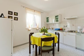 Refrigerador, microondas, cafetera/tetera, tostadora