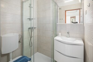 Shower, hair dryer, towels