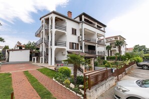 Exterior - Popular fully equipped modern one bedroom apartment in a top location in Porec near the beach and with sea view (Porec)