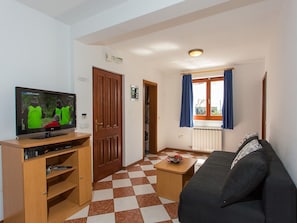TV - Comfortable and modern apartment in Porec, close to the city center and the beach, pets are welcome (Porec)