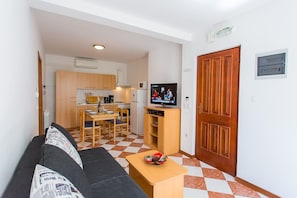 TV - Comfortable and modern apartment in Porec, close to the city center and the beach, pets are welcome (Porec)