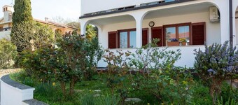 Spacious and fully equipped two bedroom apartment in a great location in Porec near the beach