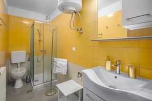 Een douche, een haardroger, handdoeken